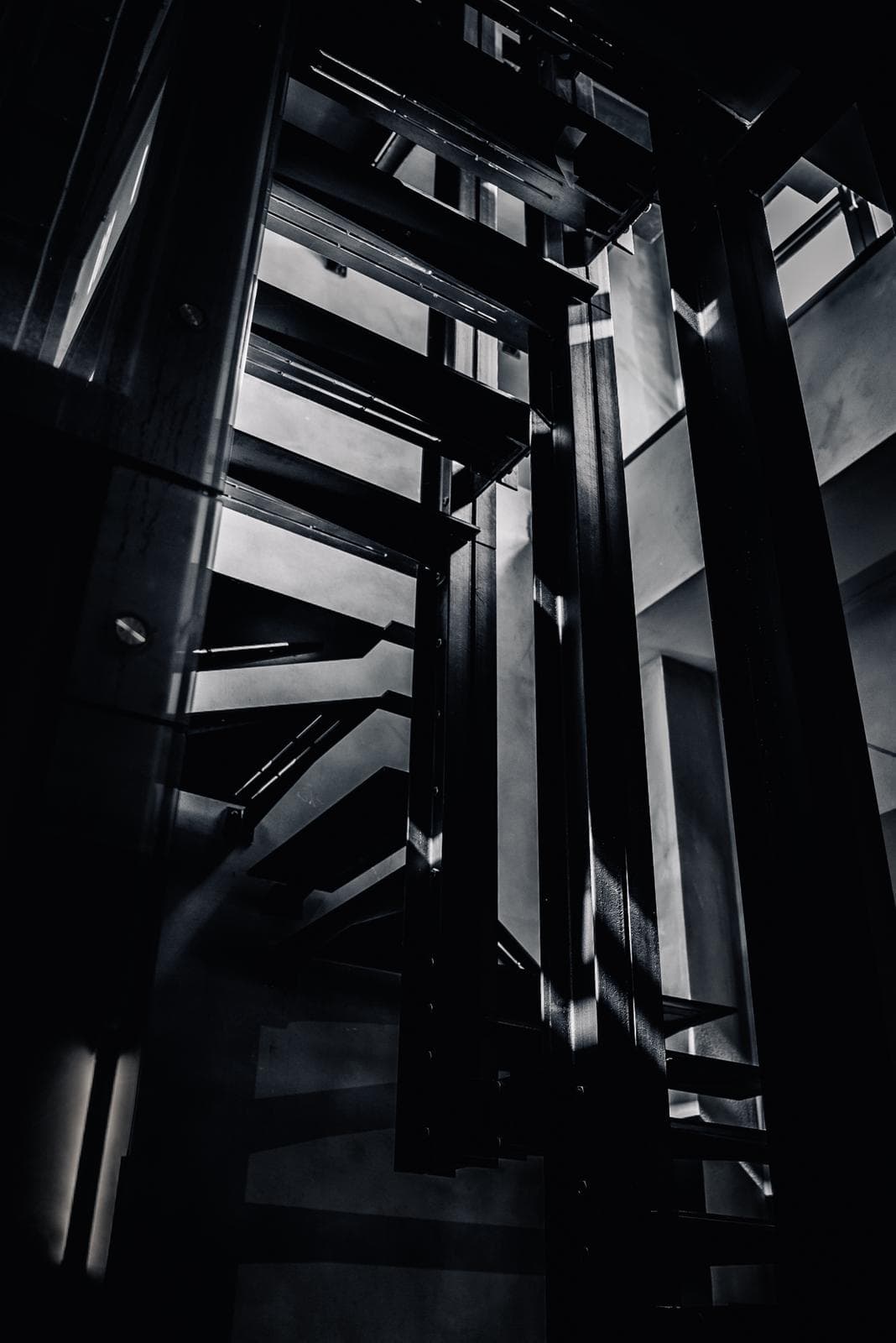 Vano scala in acciaio nero, struttura industriale verticale